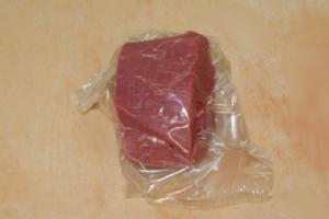 オーストラリア産 冷蔵 牛ももブロック（ローストビーフ、たたき、ステーキ等）　量り売り（約500g）　140円/100g（税込）